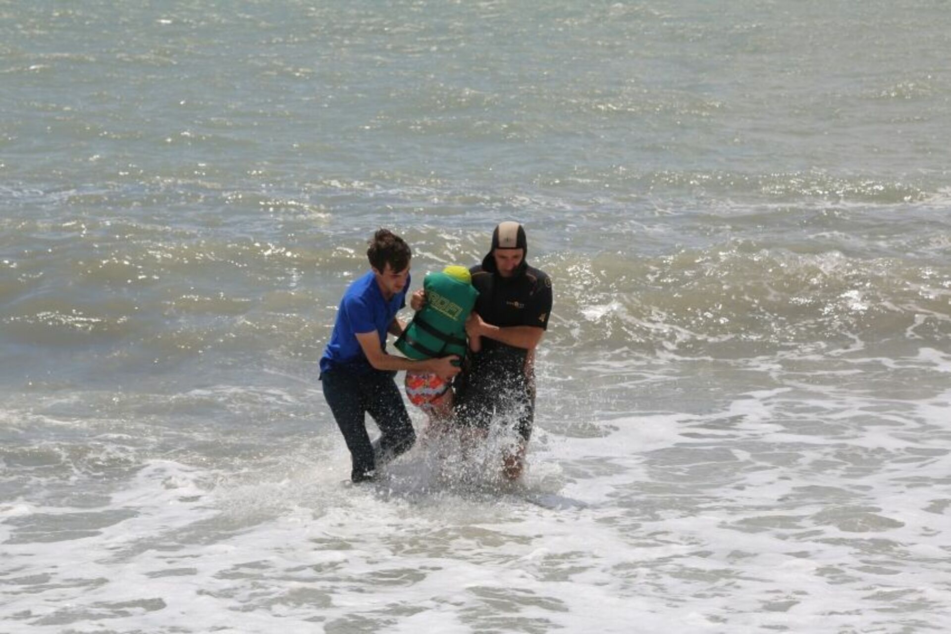 В июне в сочи можно купаться. Шторм в Абхазии. Женщину унесло в море с детьми. Женщину с тремя детьми унесло в море.