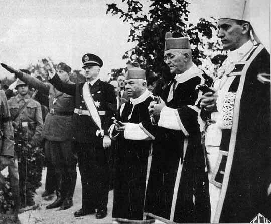 Католические священники во главе с Алоизие Степинацем приветствуют офицеров СС