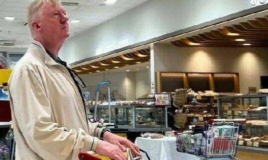 Беглец с тележкой: Анатолий Чубайс замечен в кипрском супермаркете