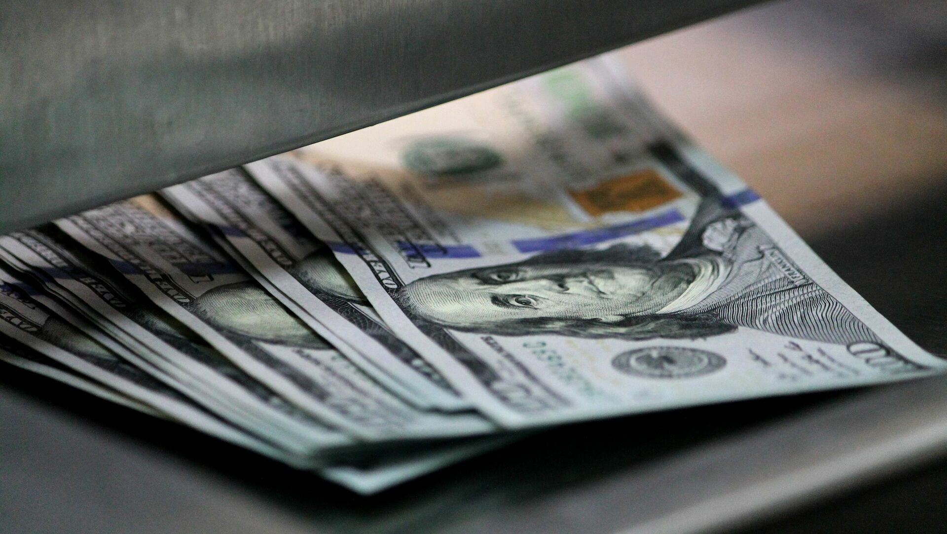 Курс доллара опустился ниже 72 рублей впервые с июля 2020 года