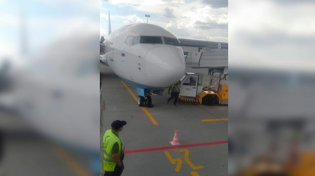 Пассажирский Boeing совершил экстренную посадку в Крыму