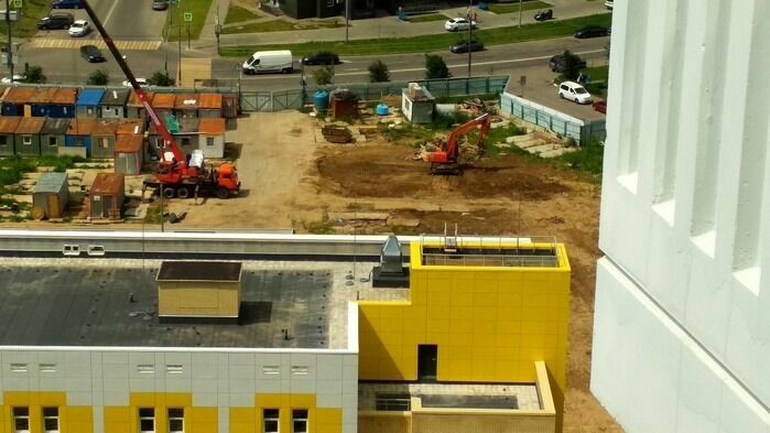 Желто-белое здание - это поликлиника, справа - детская площадка