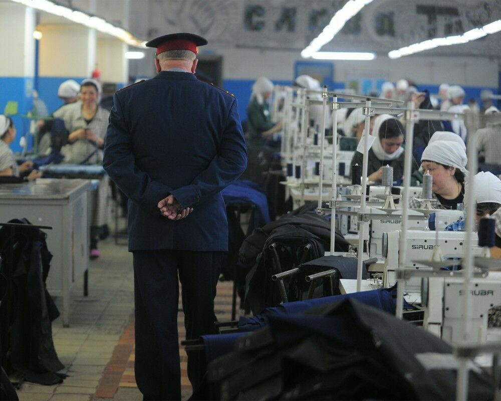 Самыми низкооплачиваемыми работниками в России оказались швеи