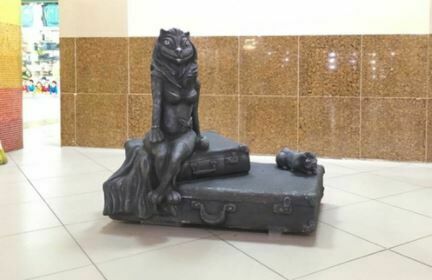 В Кургане скульптуру кошки с женской грудью переместили в ТЦ после критики жителей