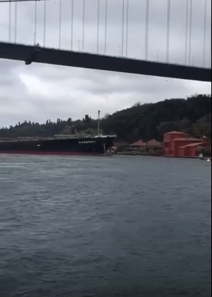 Потерявший управление танкер перегородил Босфорский пролив (Видео)