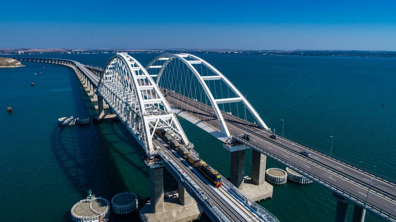 Крымский мост закрыли для движения автомобилей третий раз за ночь