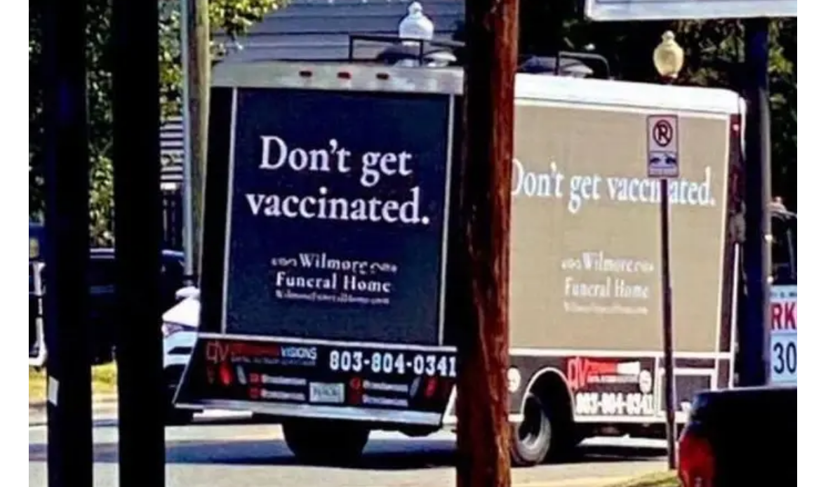 Катафалк с надписью «Не вакцинируйся» ездит по штату Северная Каролина
