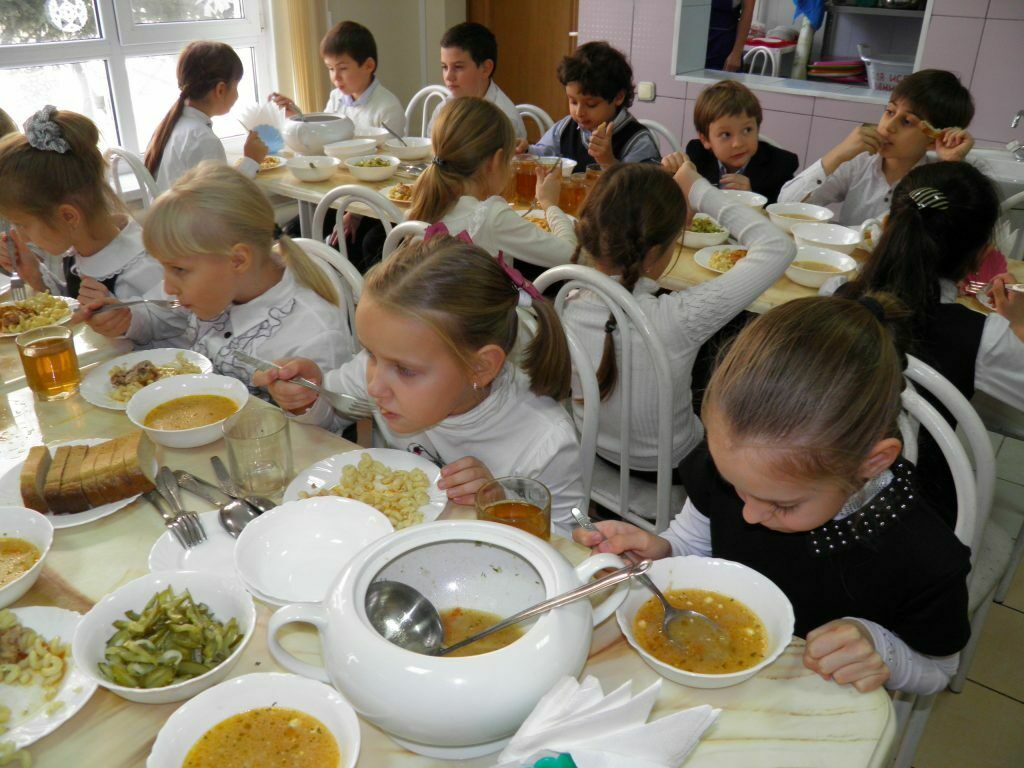 Дети отравились испорченными салатами в школьной столовой Красноярска