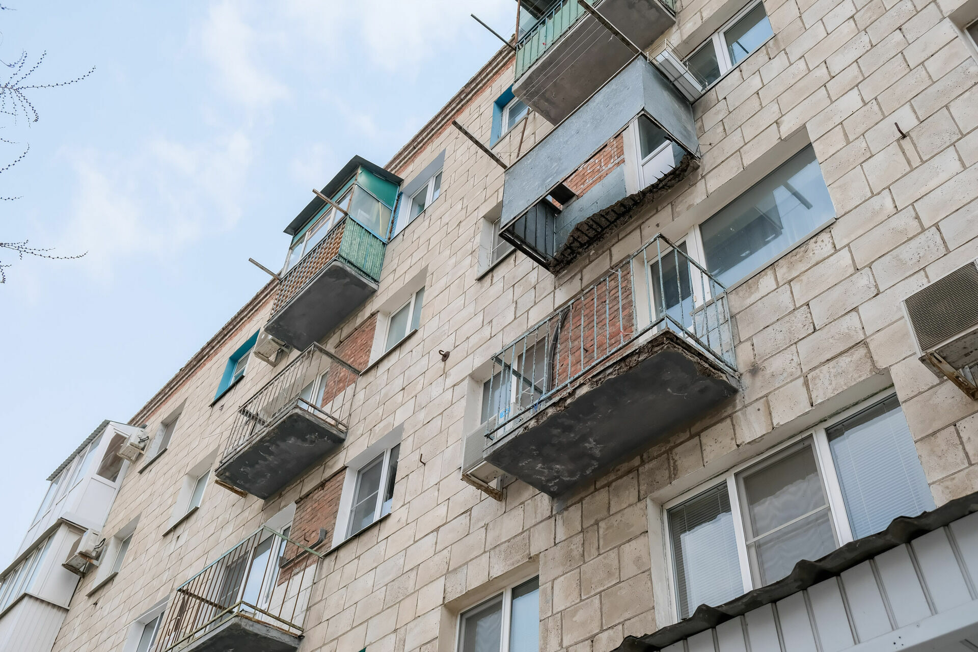 Жительница Волгограда пострадала при обрушении балкона в жилом доме