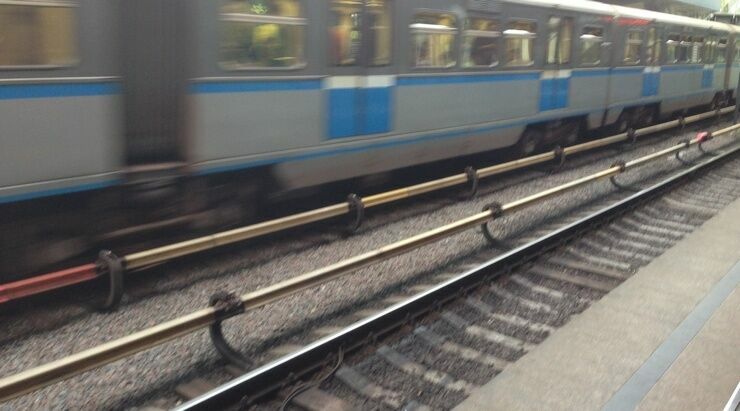 На фиолетовой ветке метро сбилось движение поездов из-за замыкания кабеля