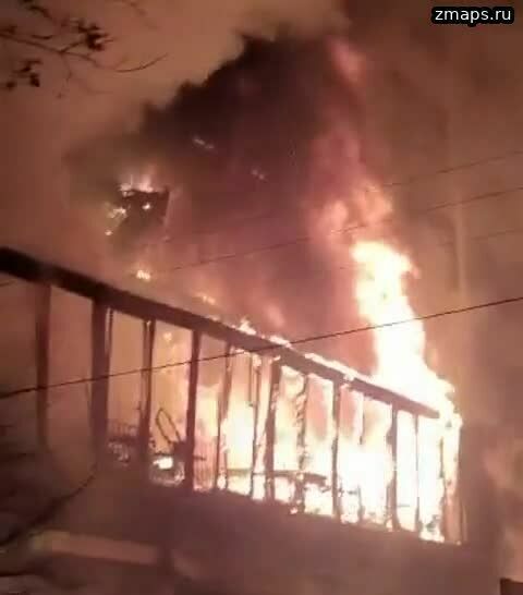 В Краснодаре из горящего дома эвакуируют людей