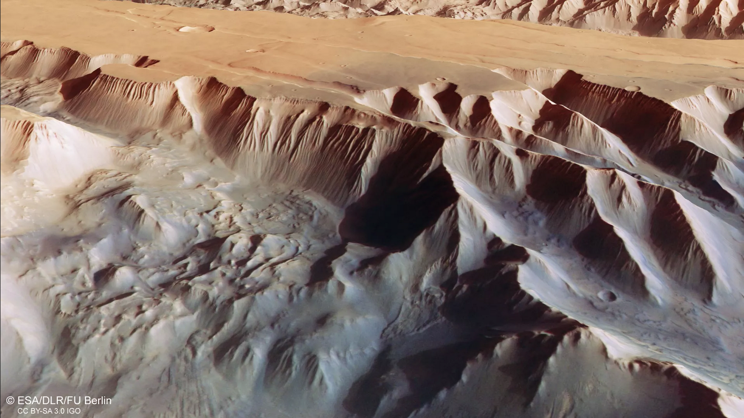 ЕКА показало снимки «шрама Марса» – крупнейшего каньона Солнечной системы