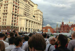 Сход в поддержку Навального в Москве продолжается, активисты не расходятся