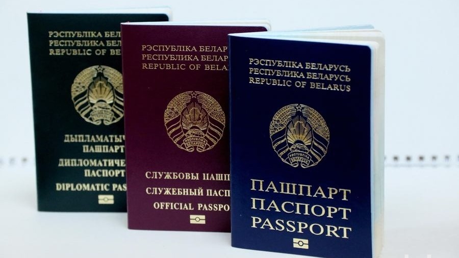 Гражданам Белоруссии перестанут выдавать и менять загранпаспорта за границей
