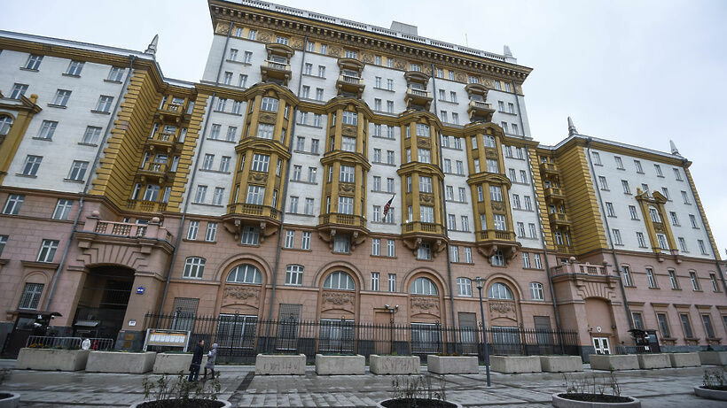 Американские дипломаты покинули здание посольства в Москве