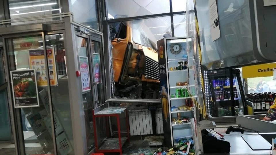 В Ленинградской области грузовик протаранил легковушки и влетел в супермаркет (ВИДЕО)