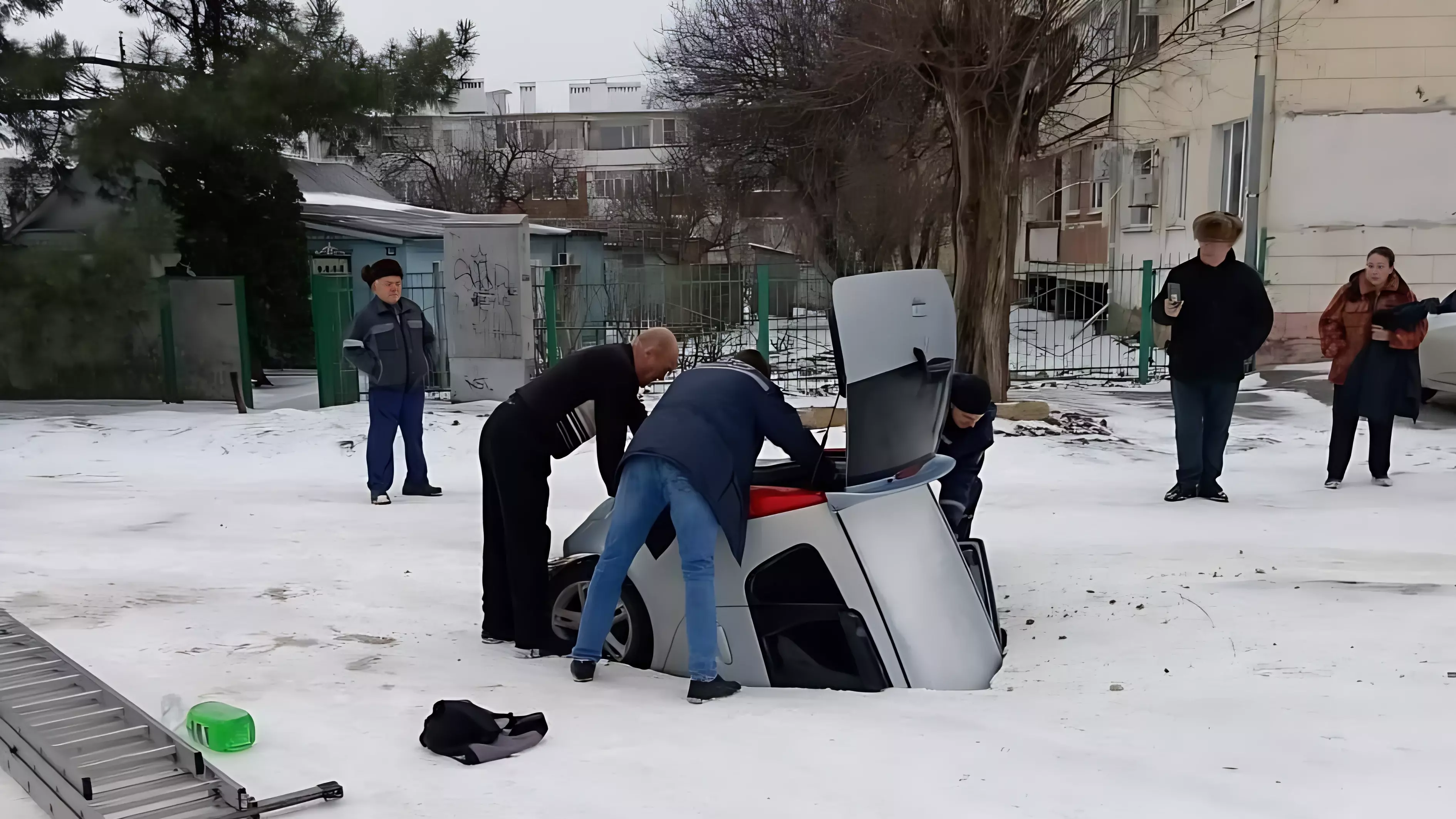 Видео дня: в Азове машина провалилась буквально сквозь землю