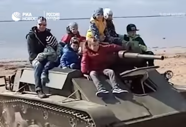 "Удивлялись, что живой":В Петербурге проверят падение трех человек с танка