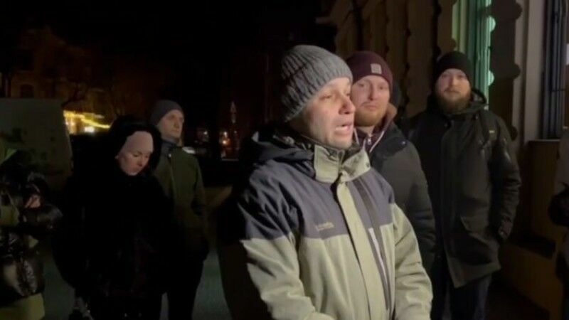 В Одессе моряки вышли на акцию протеста к зданию СБУ