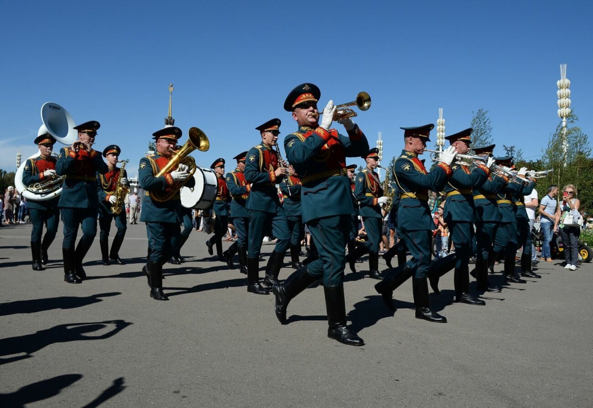 Песня 9 мая проходит парад оркестры играют. Военный оркестр. Парад оркестров. Военно духовой оркестр. Марширующий оркестр.