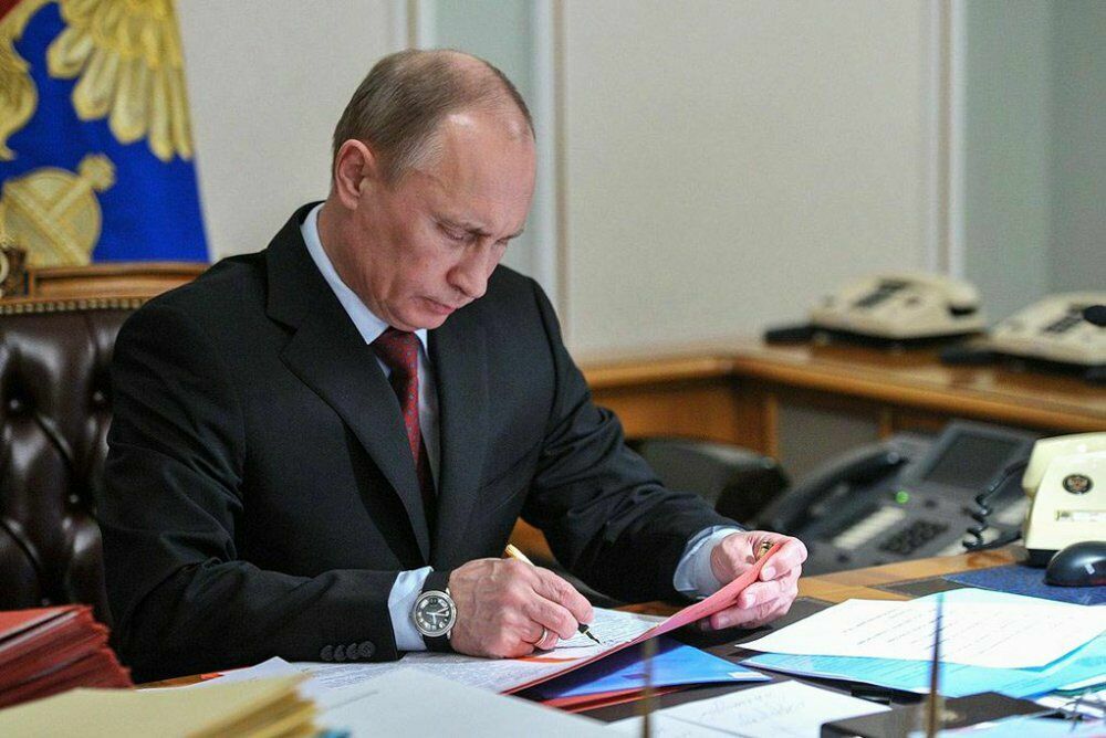 Путин подписал закон, позволяющий ему снова избираться на пост президента