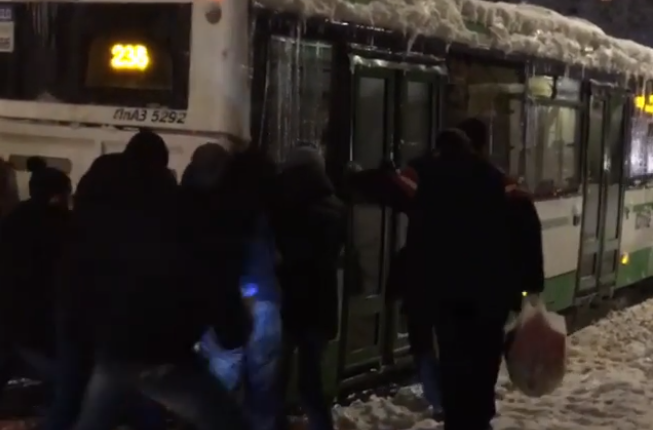 "Не хотели сдаваться": Москвичи вытолкали застрявший в сугробе автобус