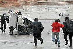 В массовых беспорядках в Киргизии 17 погибших, около 140 раненых