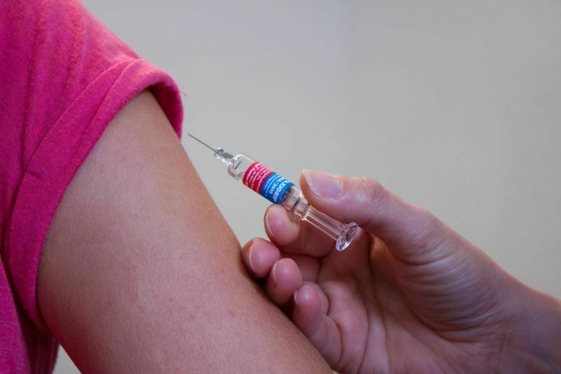 Россия может одобрить две иностранные вакцины от COVID-19