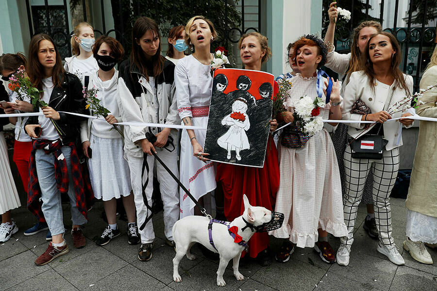 Политолог Маркелов: "Женщины в белом отрабатывают в Белоруссии западный сценарий"