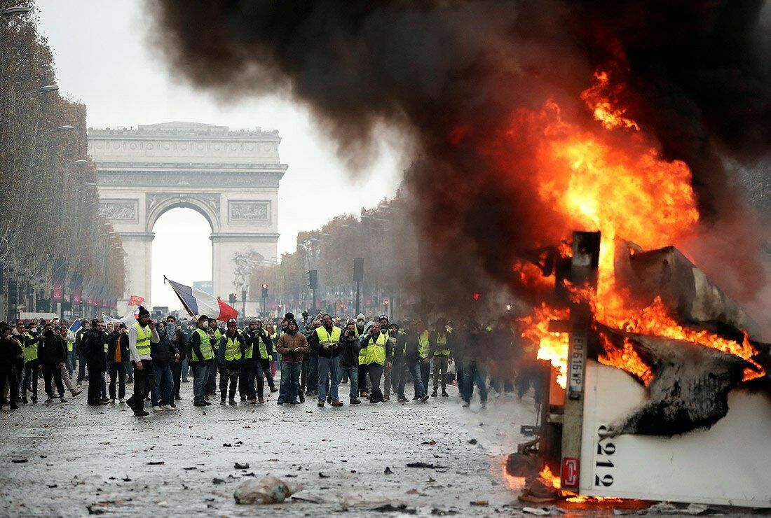 В Париже во время беспорядков задержали 107 демонстрантов (ВИДЕО)