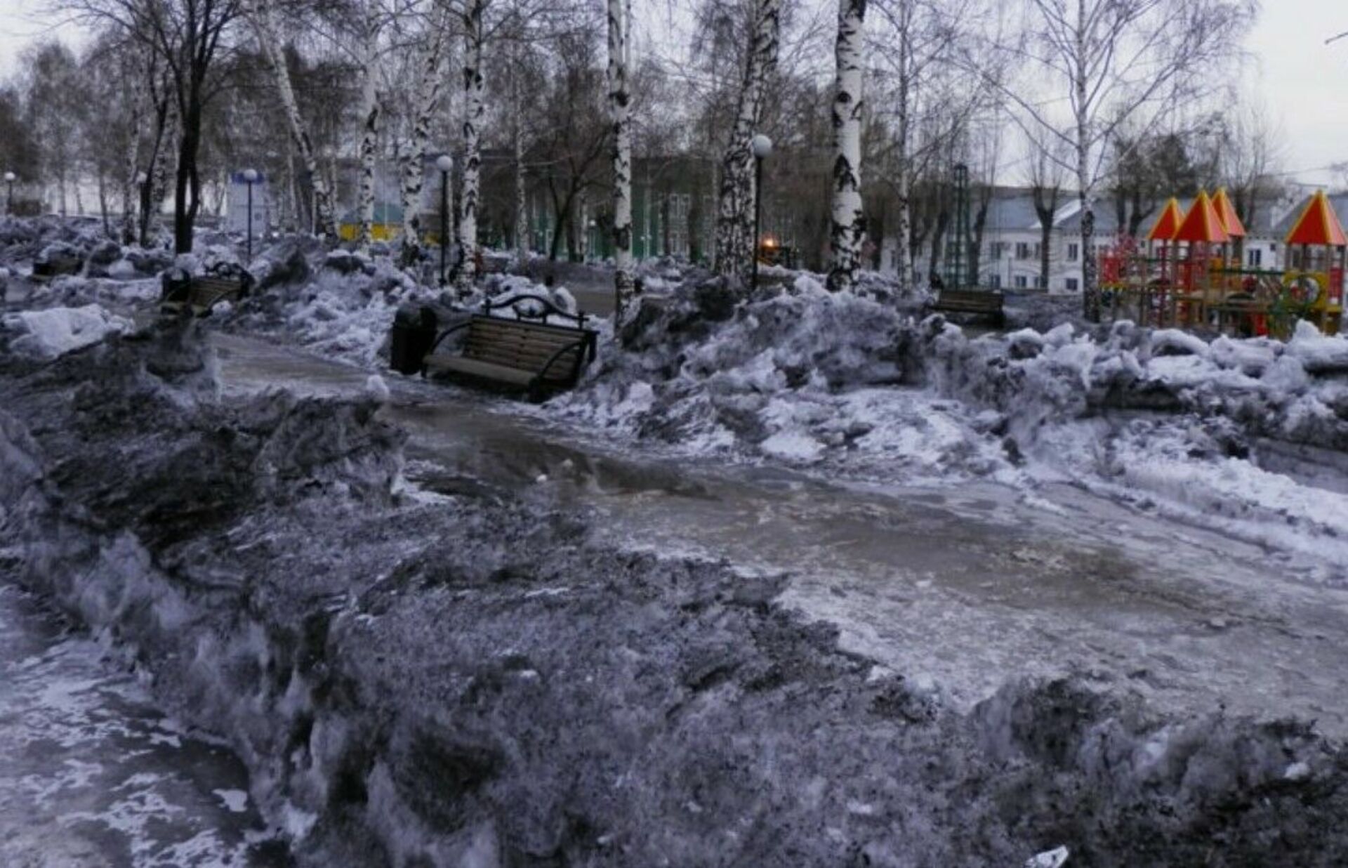 Бывает черный снег. Киселевск черный снег. Новокузнецк черный снег. Киселёвск Кемеровская область черный снег. Черный снег в Кемеровской области.