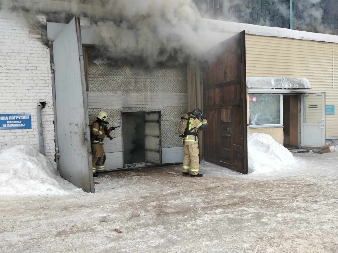 Тела трех пожарных найдены в сгоревшем красноярском складе
