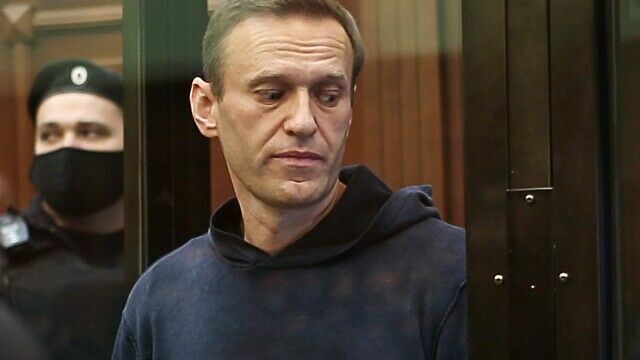 Два приговора одному Навальному: 2,5 года колонии общего режима и штраф за клевету