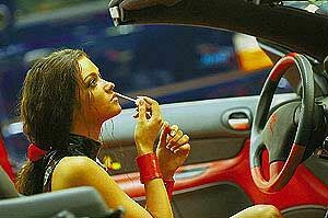 Женщинам запретили красить губы за рулем (АНЕКДОТ ДНЯ)
