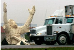 Молния уничтожила 25-метровую статую Иисуса Христа в США