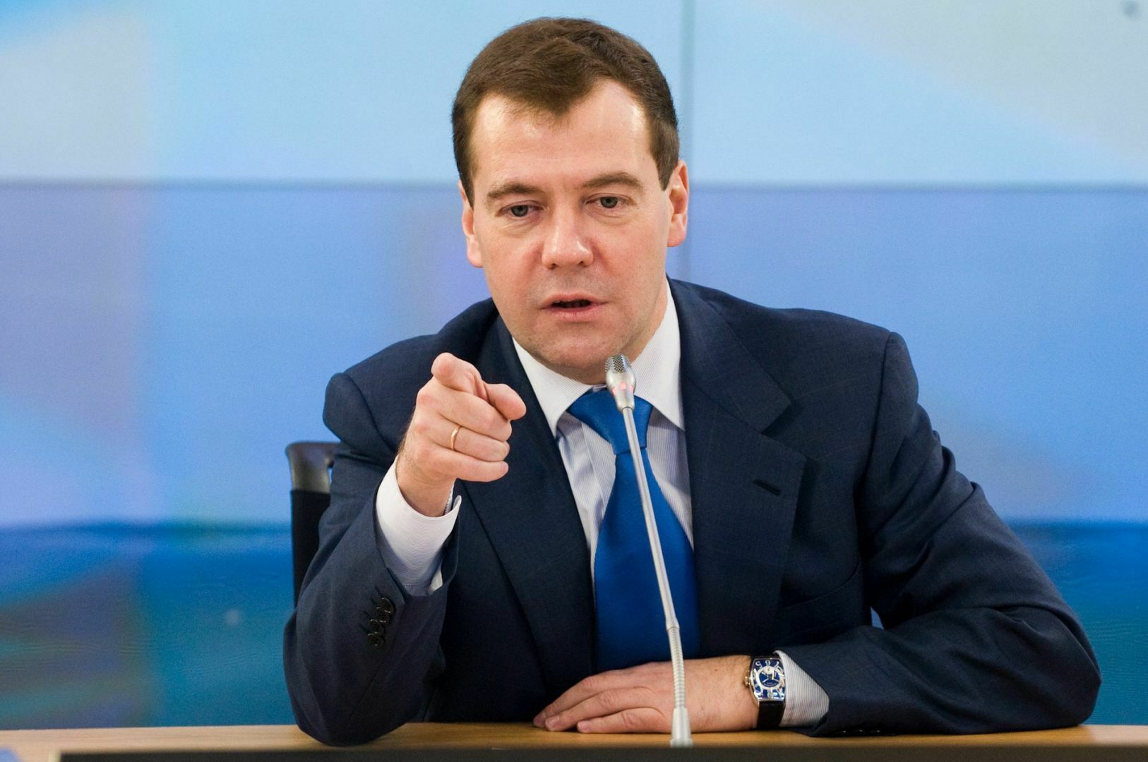 Медведев предложил исключить НДФЛ из компенсации пострадавшим в ЧС