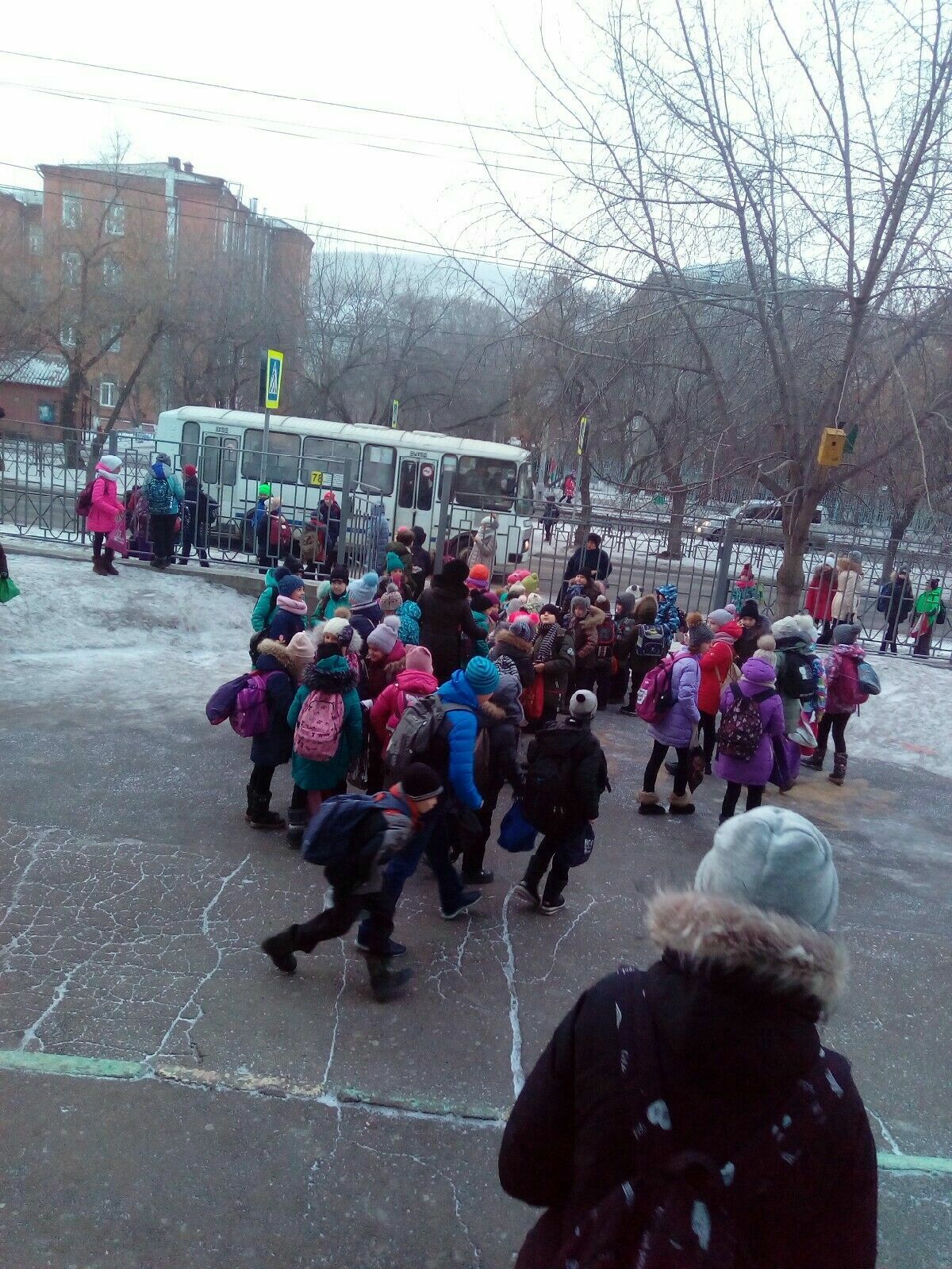 Жителей Сибири массово эвакуировали из-за сообщений о минировании