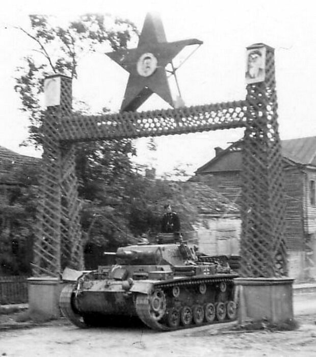 Немецкие танки занимают село, предположительно на территории Западной Украины в 1941 году 
