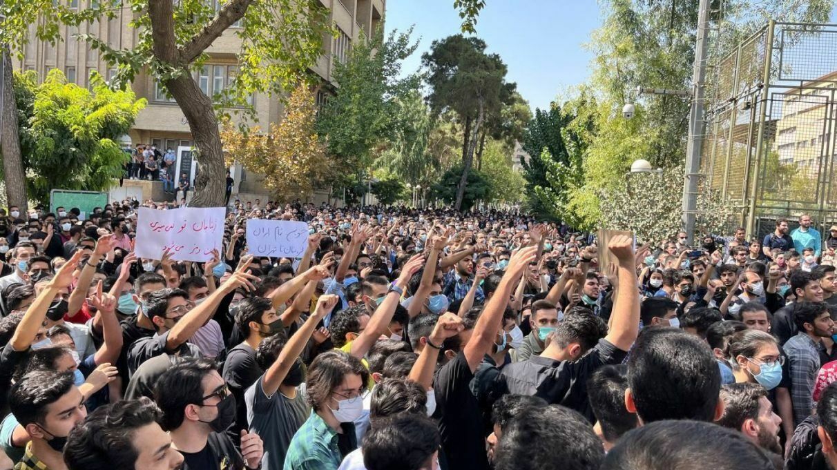 В Иране казнили двух протестующих, обвиняемых в убийстве сотрудника сил безопасности