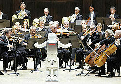 В Японии дирижером оркестра стал робот