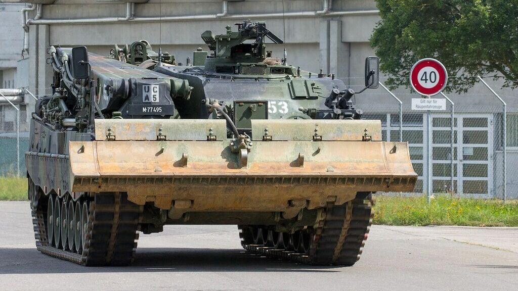 Канада перебрасывает ВСУ ремонтно-эвакуационные машины для танков Leopard