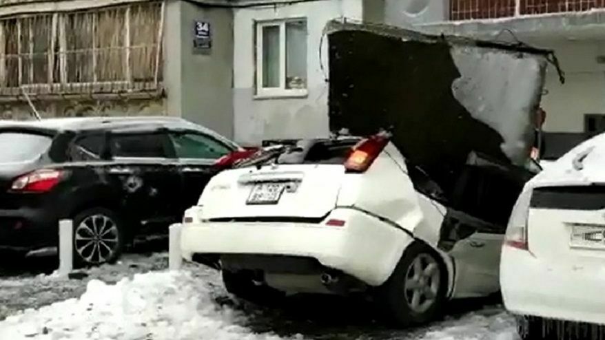 Видео дня: бетонная плита с крыши высотки рухнула на автомобиль во Владивостоке