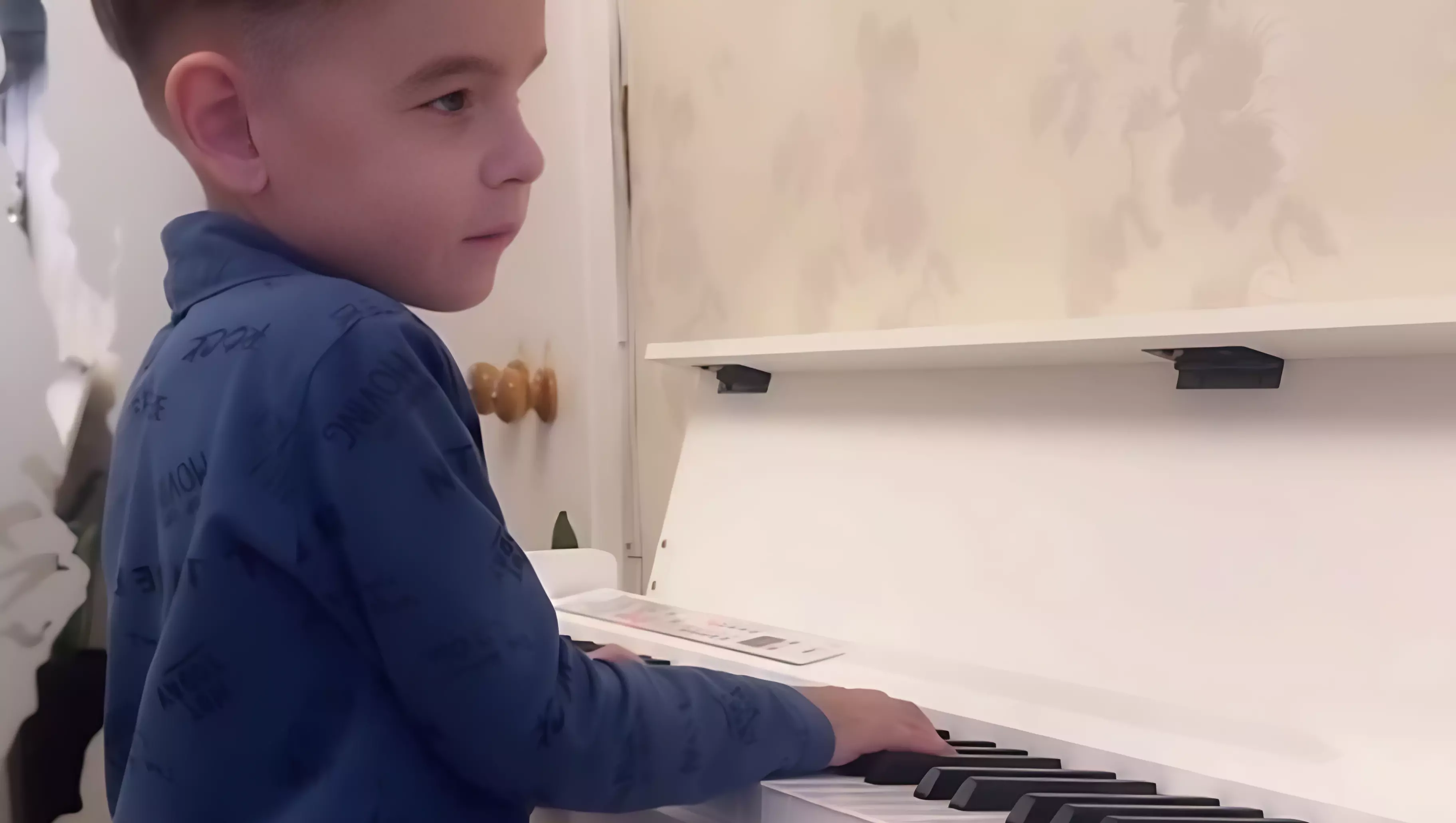 Незрячий мальчик-пианист из Москвы играет любую мелодию на слух.