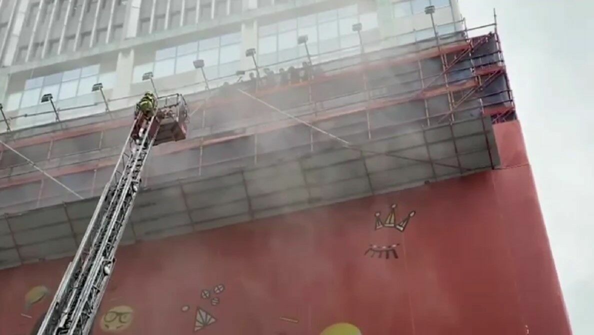 Более 300 человек заблокированы на крыше в горящем ТЦ в Гонконге (ВИДЕО)