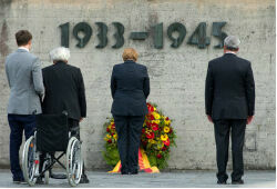 Меркель первая из канцлеров ФРГ посетила нацистский концлагерь в Дахау
