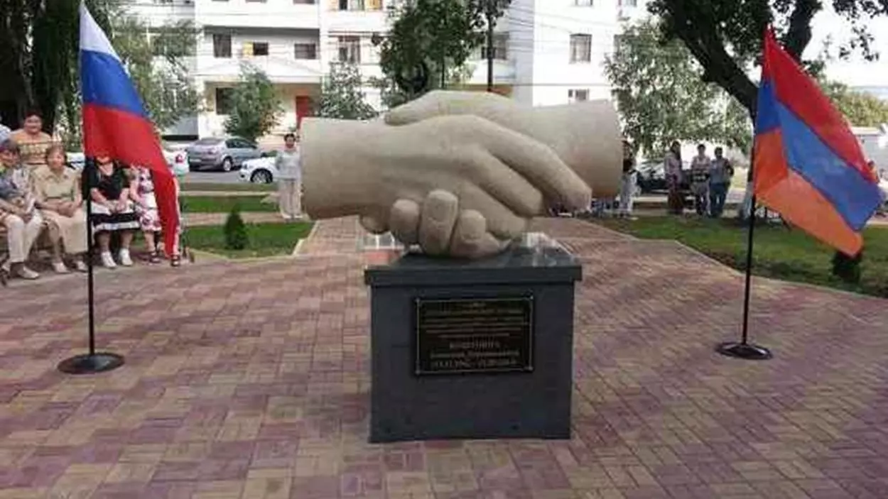 Сквер Русско-Армянской Дружбы в Курске. Долго ли еще простоит этот памятник?