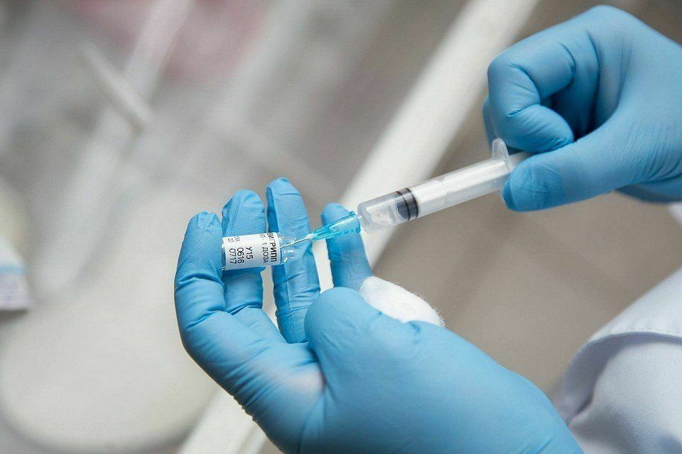Эксперт предостерег россиян от покупки зарубежных вакцин на черном рынке