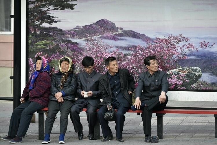 В Северной Корее запретили джинсы и пирсинг