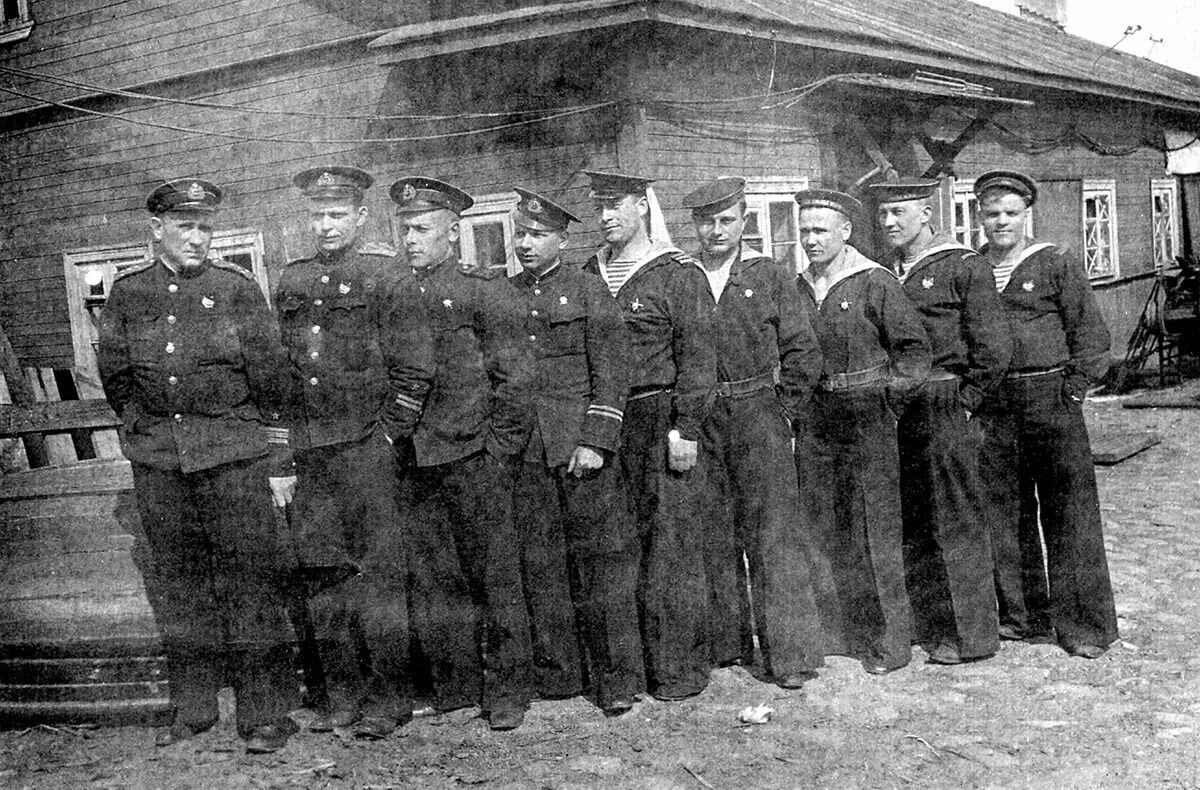 1943 г. Члены экипажа С-9. Фотография на память