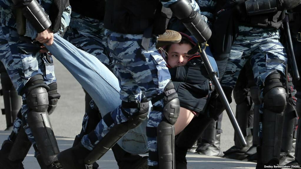 На митинге в Москве задержали несовершеннолетнего британца